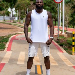 Camiseta Cavada BlackTito Branca – Estilo, Conforto e Liberdade